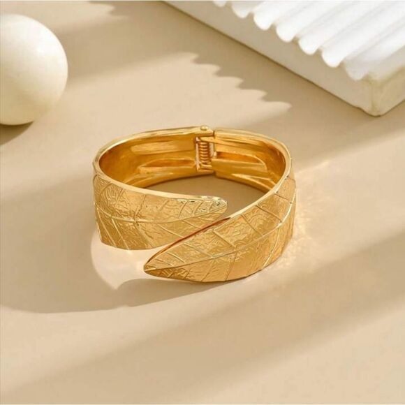Gold-colored Tree Leaf Patterned Open Bangle NWOT 2 1/2 - Picture 5 of 6
